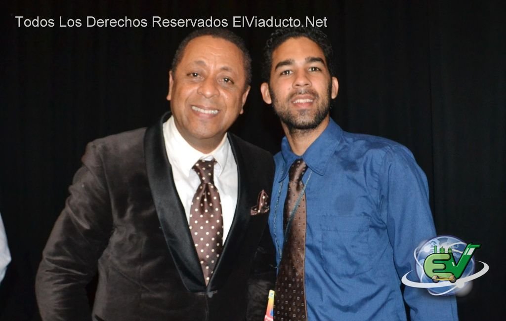 Michael Miguel Holguín con Elvys Rodríguez, Director de Elviaducto.Net en el Teatro Don Bosco de Moca